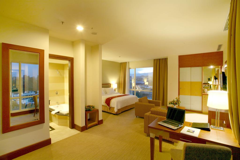 Swiss-Belhotel Maleosan Manado Eksteriør billede